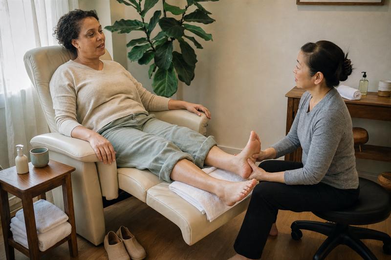 What to Wear and What to Expect at a Reflexology Session
